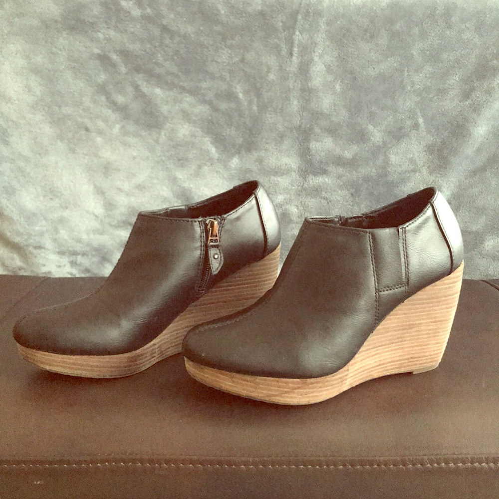 Dr. Scholls black and wood wedge booties